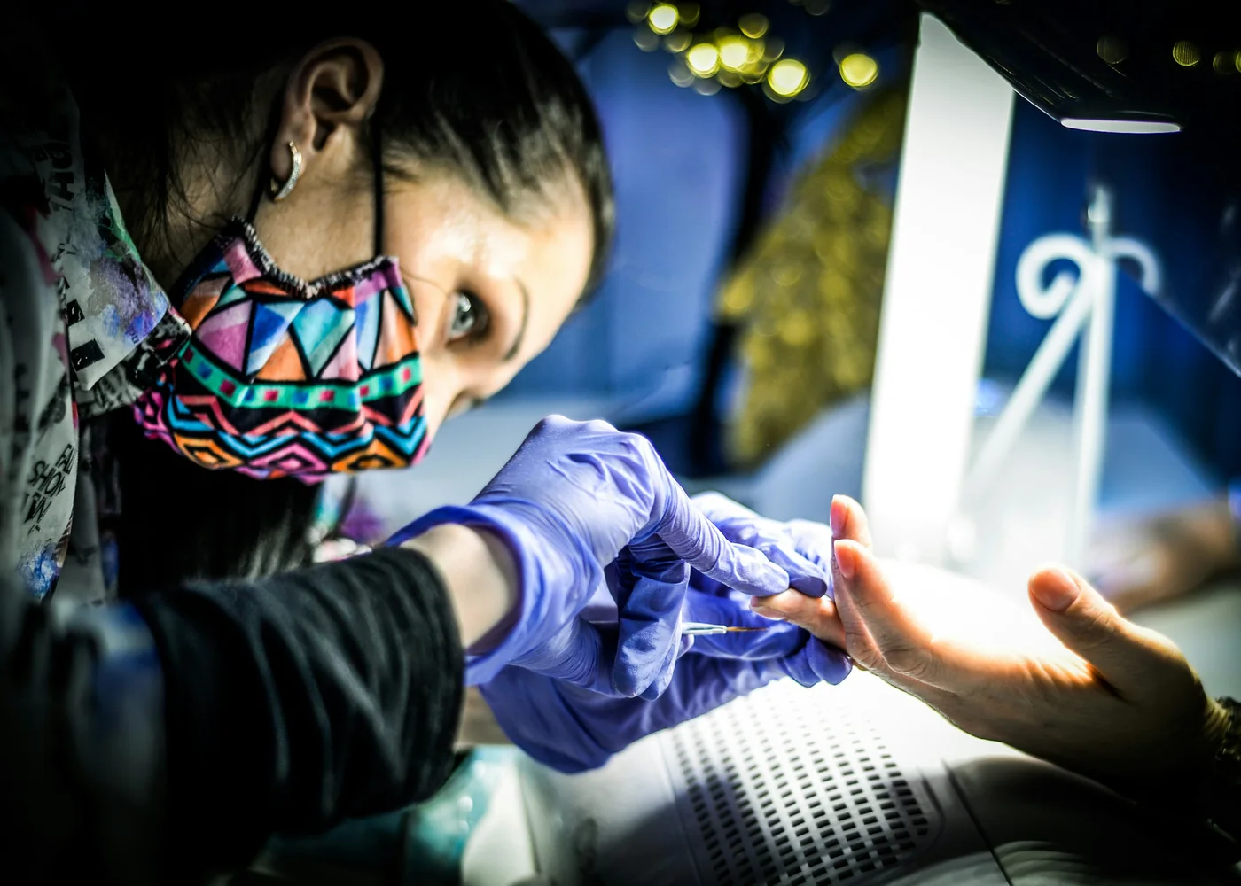 Nail artistica uređuje nokte klijentice